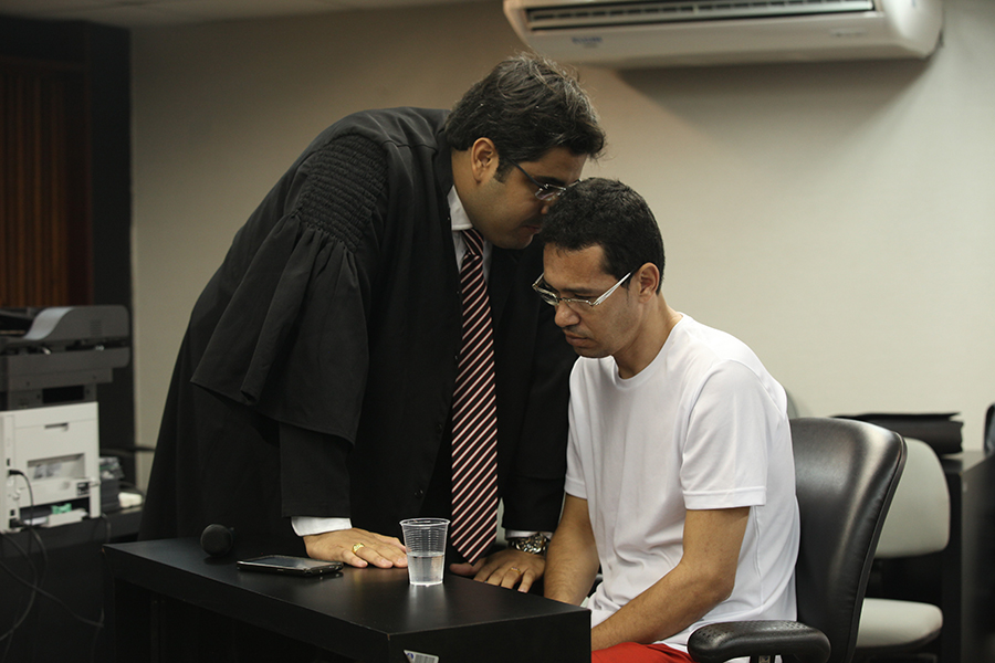 Advogado Lucas Bonfim conversa com o réu durante julgamento. Foto: Anderson Moreira