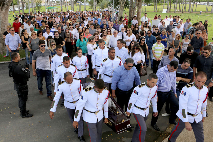 Desembargador James Magalhães foi enterrado neste domingo (01) com honras militares.
