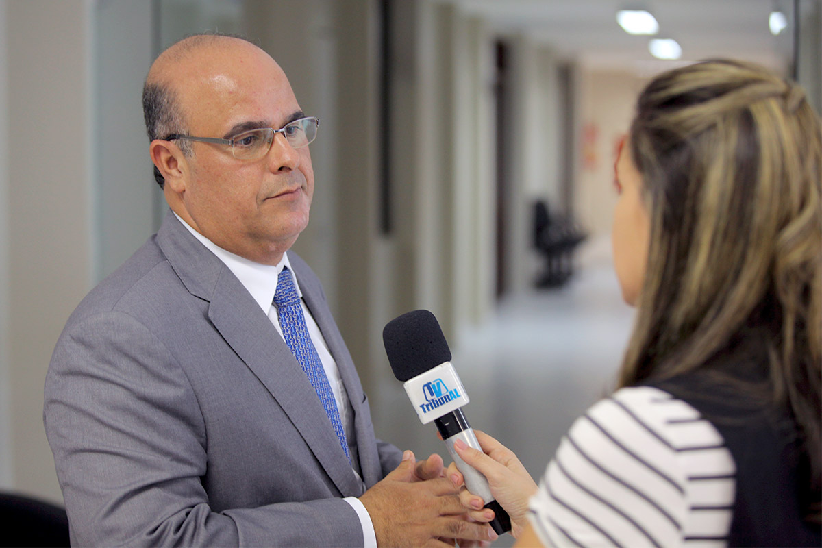 Desembargador Fernando Tourinho acredita que com foco e dedicação é possível que os estudantes construam a carreira que desejarem. Foto: Itawi Albuquerque (Dicom/TJ)