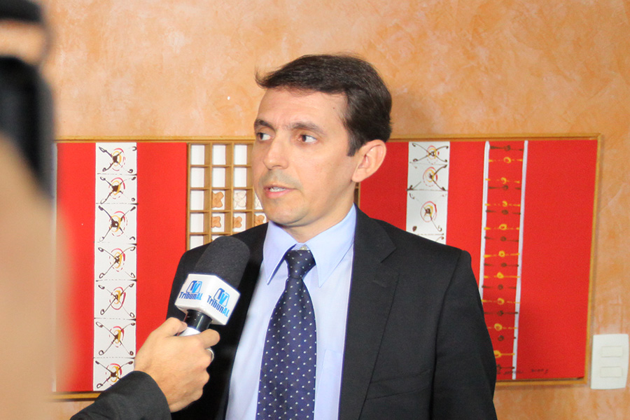 Subdiretor Walter Santos.