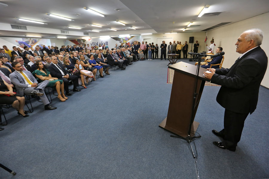 Desembargador Otávio Praxedes assume Governo do Estado.
