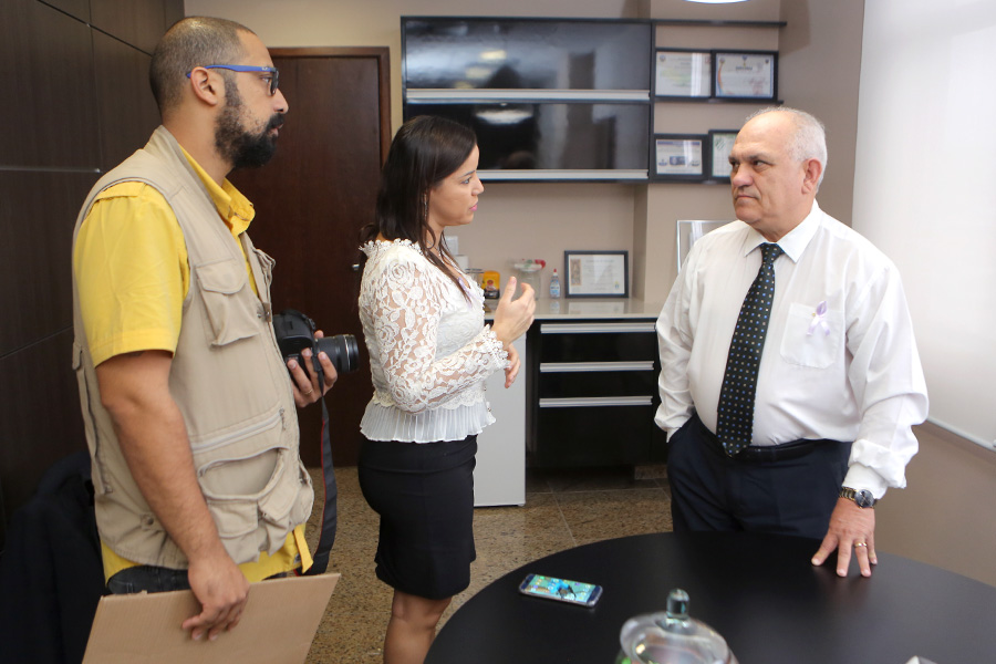 Anderson Bambluck e Janaína Ribeiro, da assessoria do MP/AL, com o presidente Otávio Praxedes