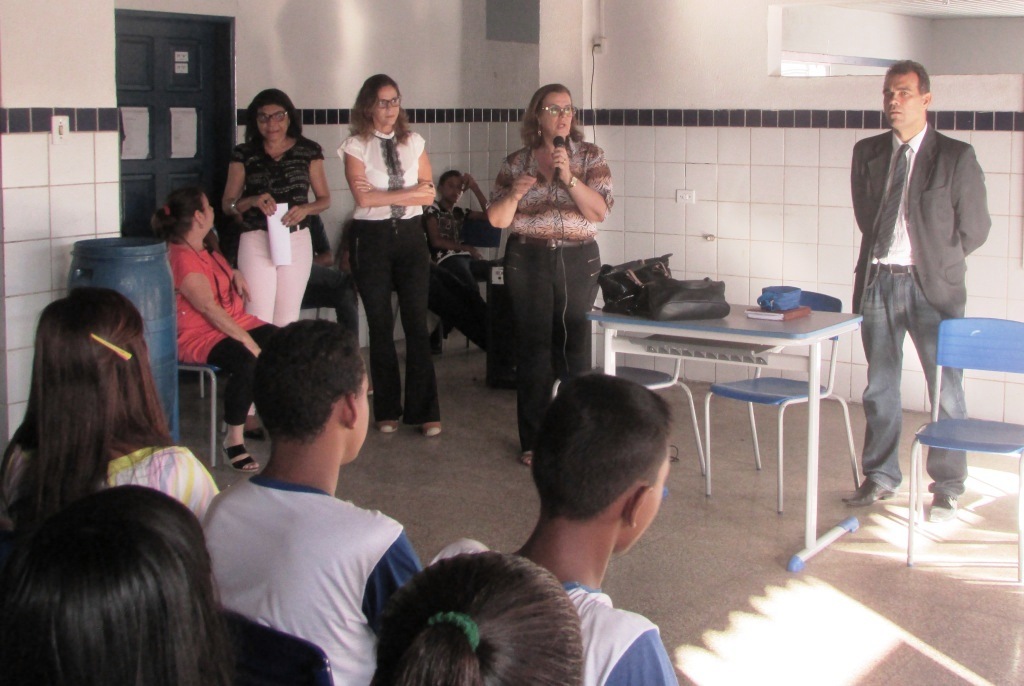 Diretora da escola, Roseane Bezerra, fala para os estudantes sobre as consequências do bullying.