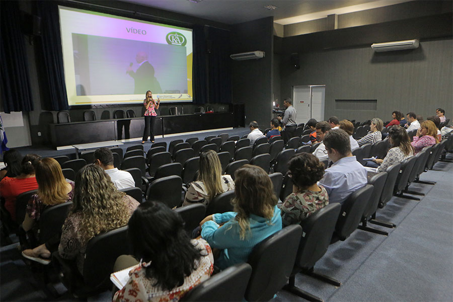 Kátia Albuquerque abordou o assunto através de vídeos explicativos e atividades em grupo.     
