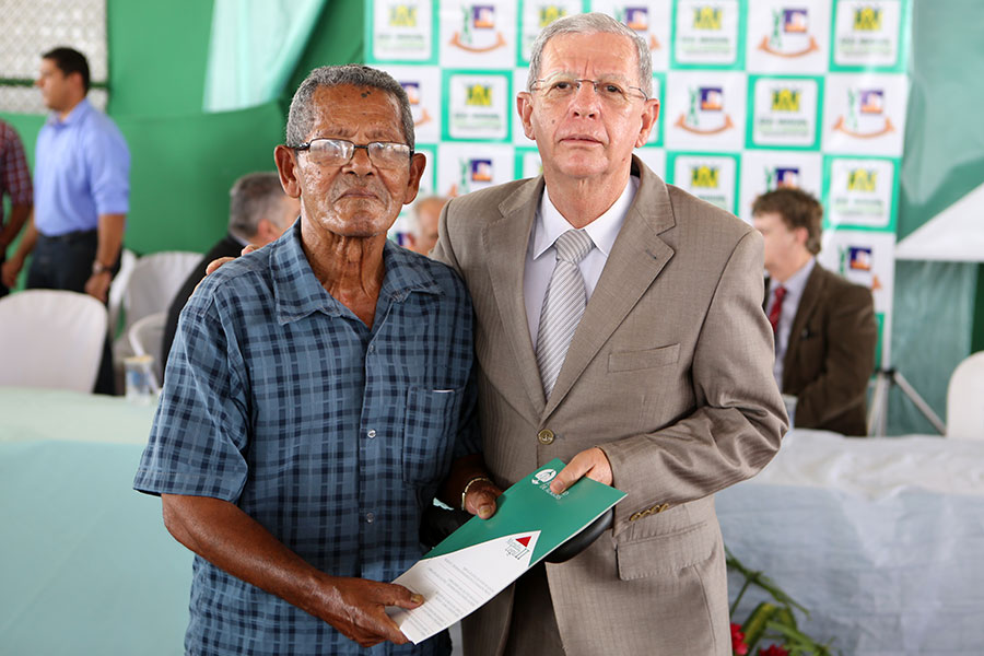 Entrega de títulos do Moradia Legal II em São Miguel dos Campos.