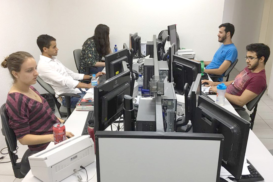 Estagiários da unidade auxiliaram no processo de digitalização.