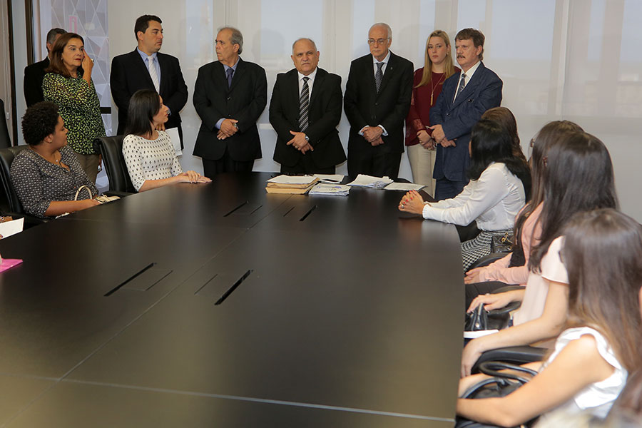 Desembargadores e novos conciliadores durante posse.