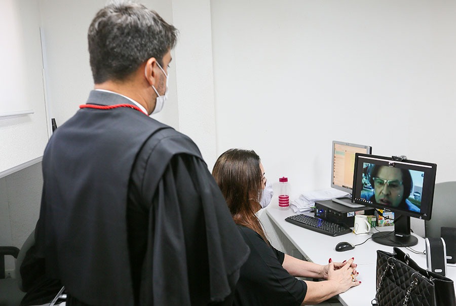 Irmão da vítima foi ouvido por videoconferência, com ajuda de intérprete.