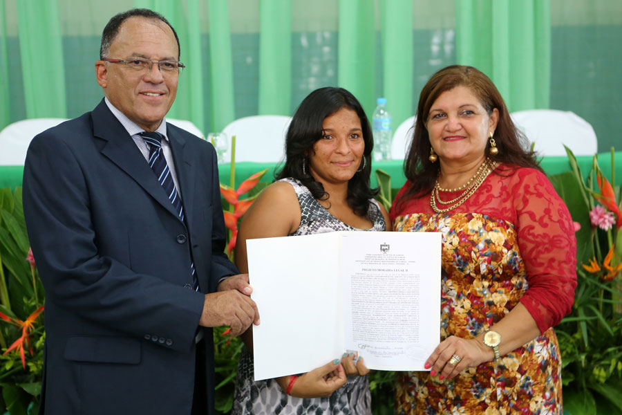 Distribuição de títulos do Moradia Legal II em Olho D'Água do Casado.