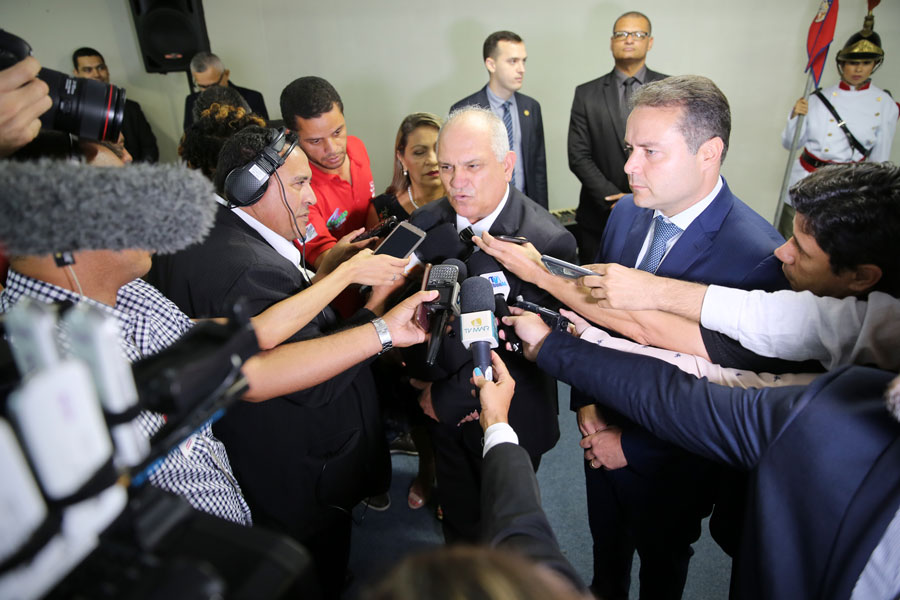 Desembargador Otávio Praxedes assume Governo do Estado.