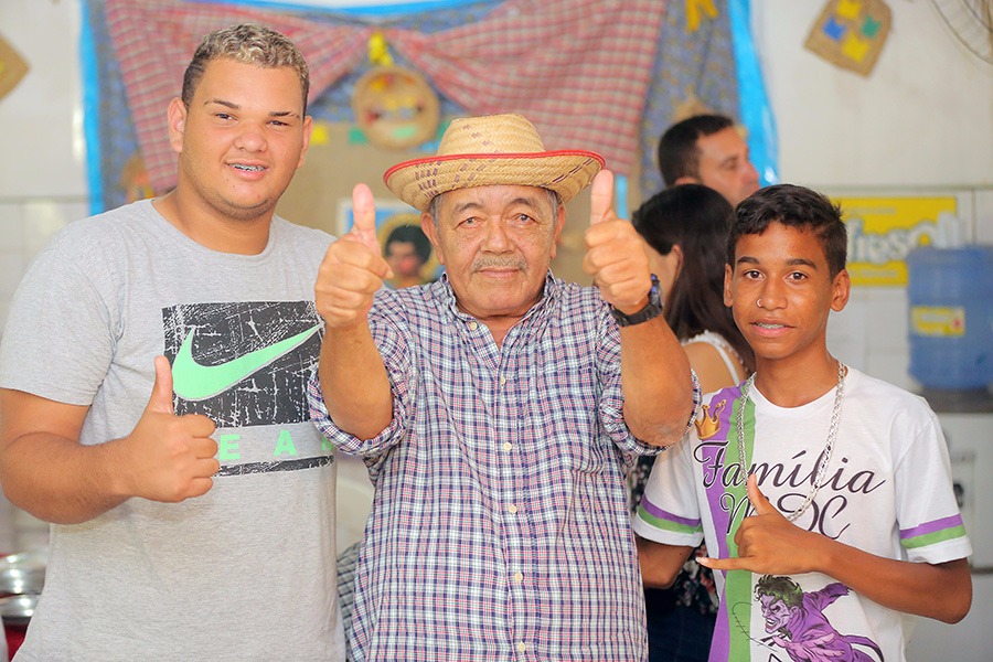 Alunos Melquizedeque Ferreira e Igor José da Silva participam da campanha.