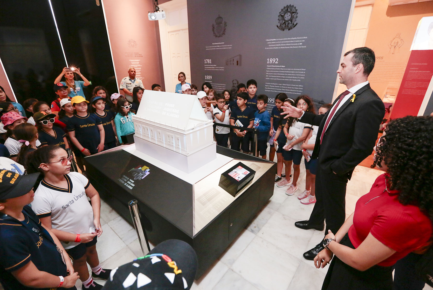Alunos do Colégio Santa Úrsula aprendem de forma lúdica sobre o Judiciário.