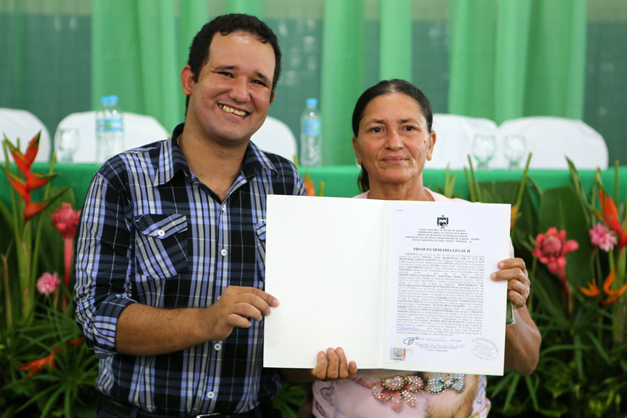 Distribuição de títulos do Moradia Legal II em Olho D'Água do Casado.