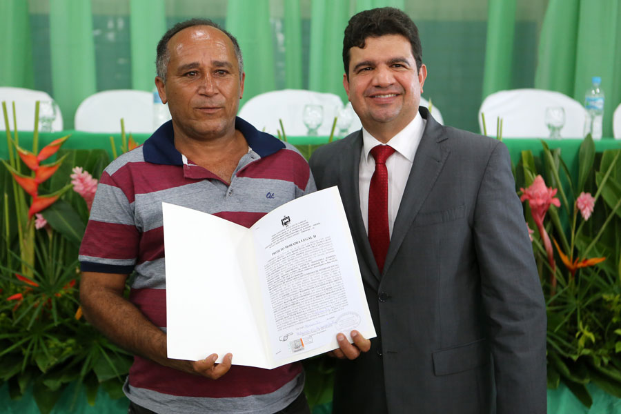 Distribuição de títulos do Moradia Legal II em Olho D'Água do Casado.