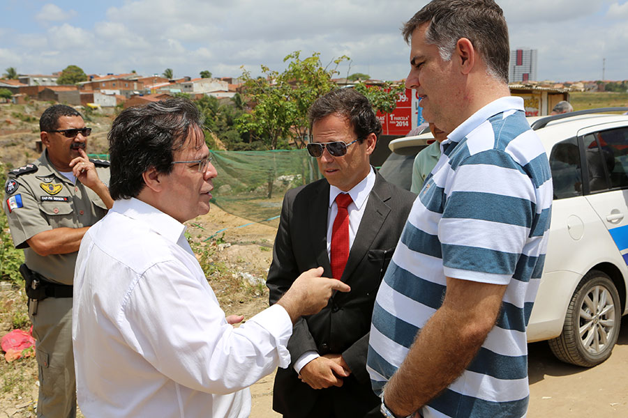 Advogado Adriano Avelino, ao centro, conversa com Tutmés Airan.