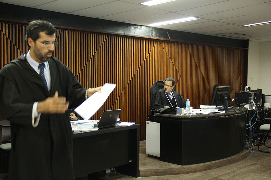 Advogado Ricardo Moraes fala aos jurados; juiz Geraldo Amorim conduz julgamento.