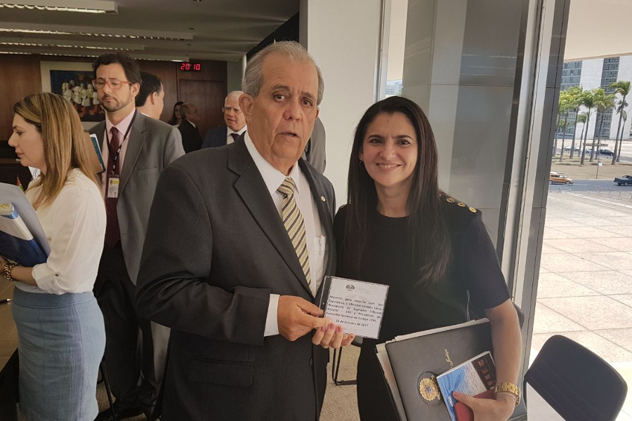 Desembargador Celyrio Adamastor entrega dados do GMF à coordenadora do DMF, Maria de Fátima.