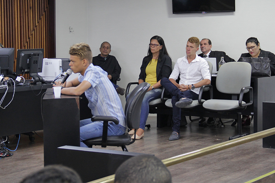 Irmão do réu, também filho da vítima, depõe perante júri.