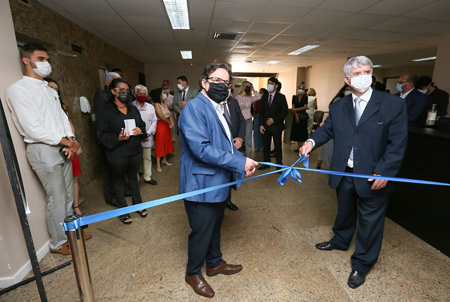 Desembargadores Tutmés Airan e Klever Loureiro, presidente do TJ, inauguraram a exposição de fotos.