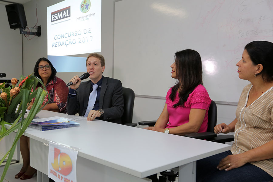 Juiz Anderson Passos fala aos representantes das escolas.