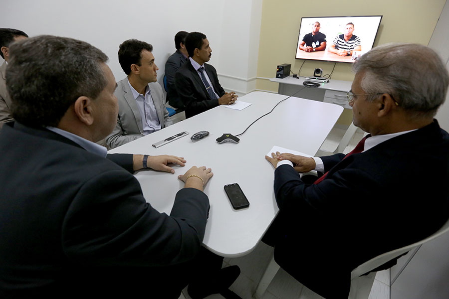 Presidente Washington Luiz, à esquerda, conversa com servidores do Presídio do Agreste. Foto: Caio Loureiro.