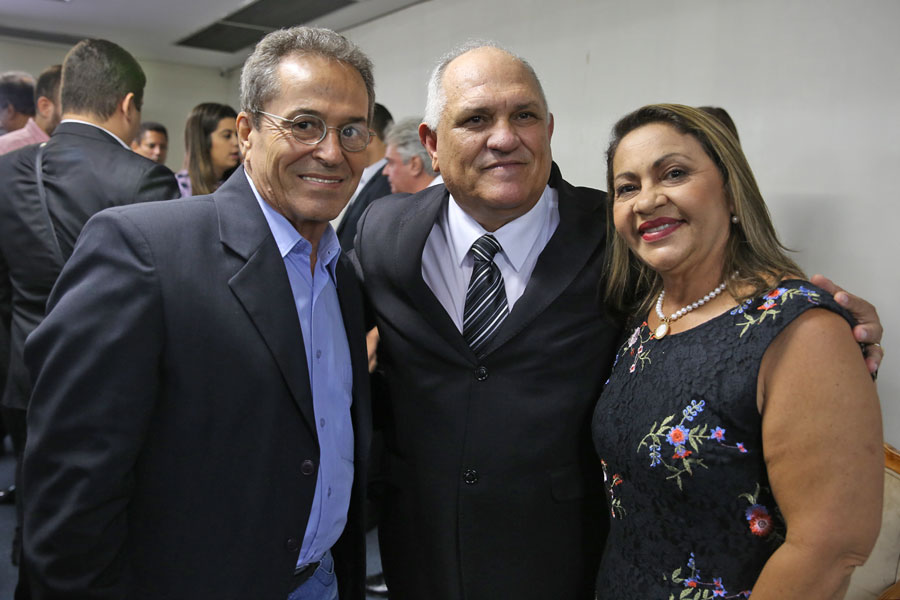 Desembargador Otávio Praxedes assume Governo do Estado.