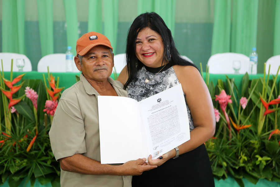 Distribuição de títulos do Moradia Legal II em Olho D'Água do Casado.