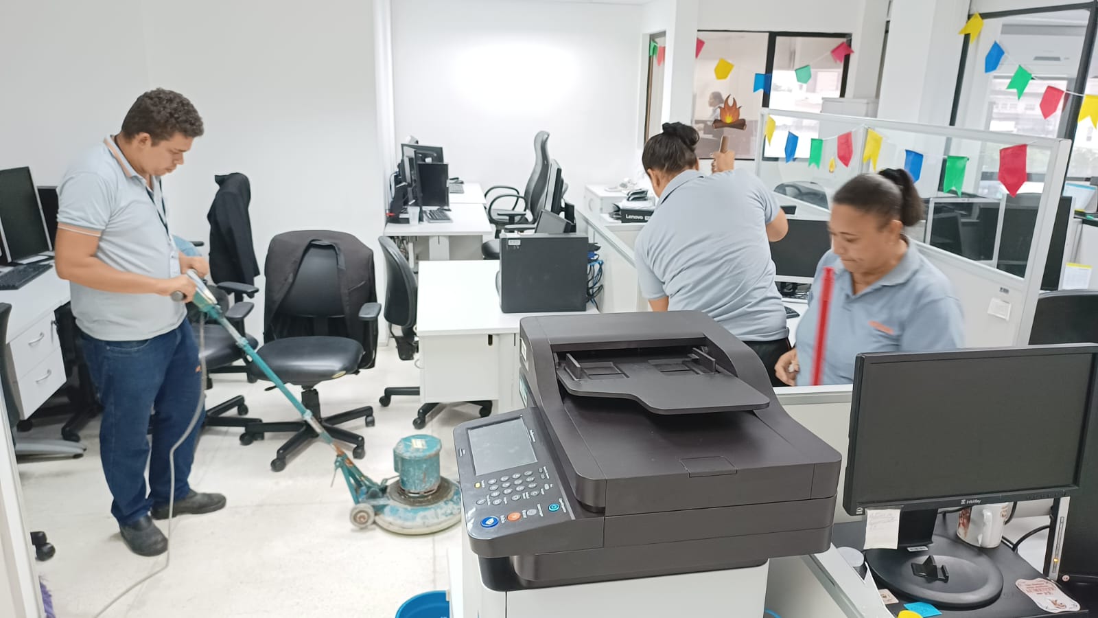 Funcionários da empresa terceirizada realizam limpeza na Diretoria Adjunta de Contabilidade e Finanças (Diconf).
