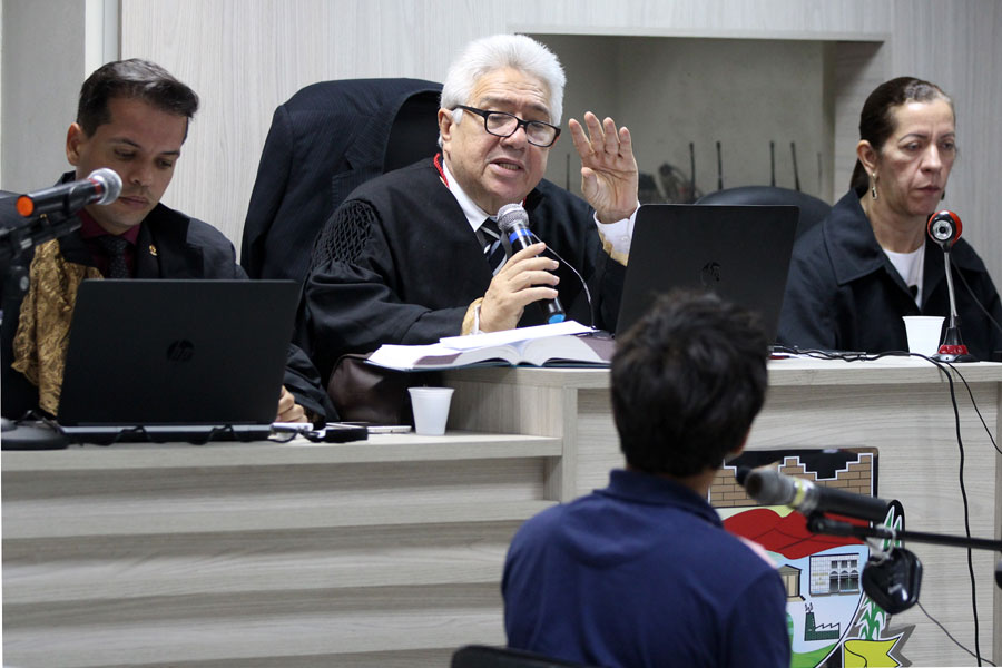 Juiz Galdino Amorim questiona filho de 15 anos da ré.