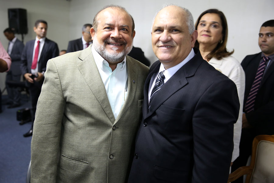 Desembargador Otávio Praxedes assume Governo do Estado.