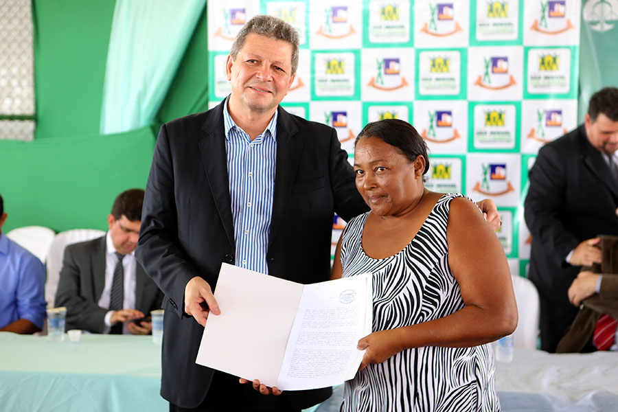 Entrega de títulos do Moradia Legal II em São Miguel dos Campos.