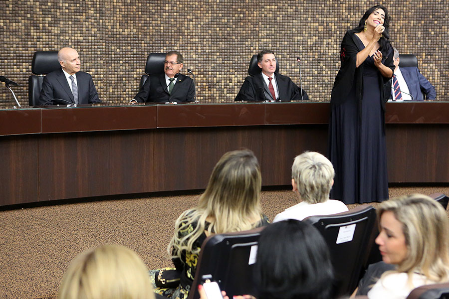 Cantora Irina Costa fez apresentação.