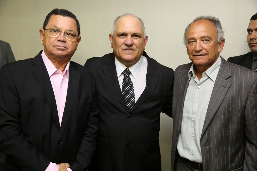 Desembargador Otávio Praxedes assume Governo do Estado.