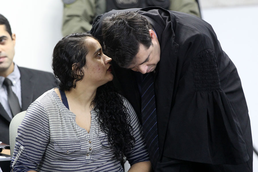 Vanessa Ingrid conversa com advogado.