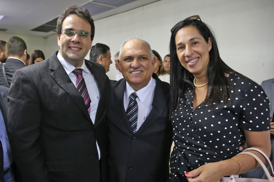 Desembargador Otávio Praxedes assume Governo do Estado.