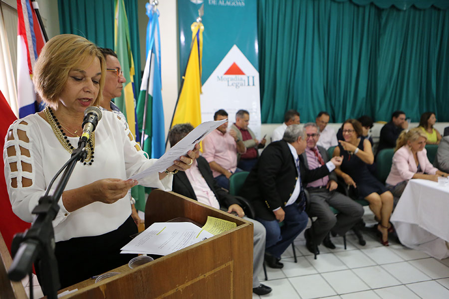 200 títulos de propriedade são entregues à população de Pão de Açúcar. Fátima Brêda, cerimonialista do TJ/AL.
