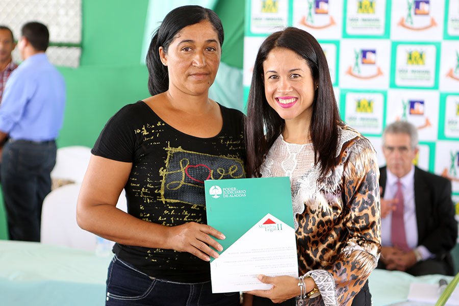 Entrega de títulos do Moradia Legal II em São Miguel dos Campos.