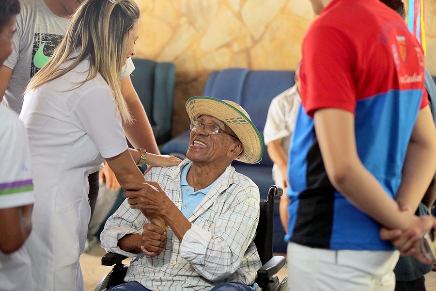 Esmal lança campanha 'Adote um idoso'.