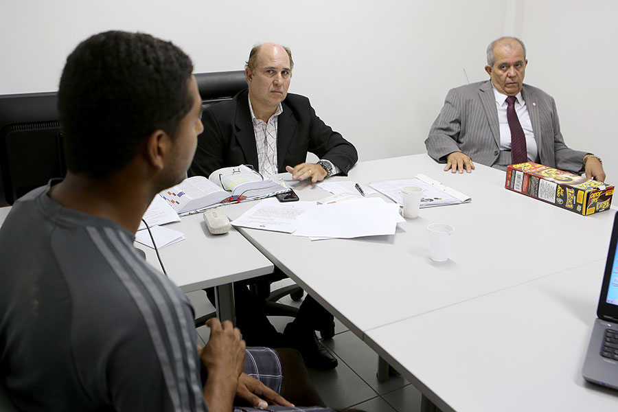 Juízes George Omena e Celyrio Adamastor realizam audiência com torcedor recolhido pela polícia durante o jogo