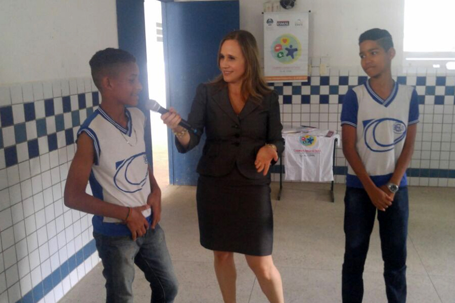 Estudante tira dúvidas com magistrada.