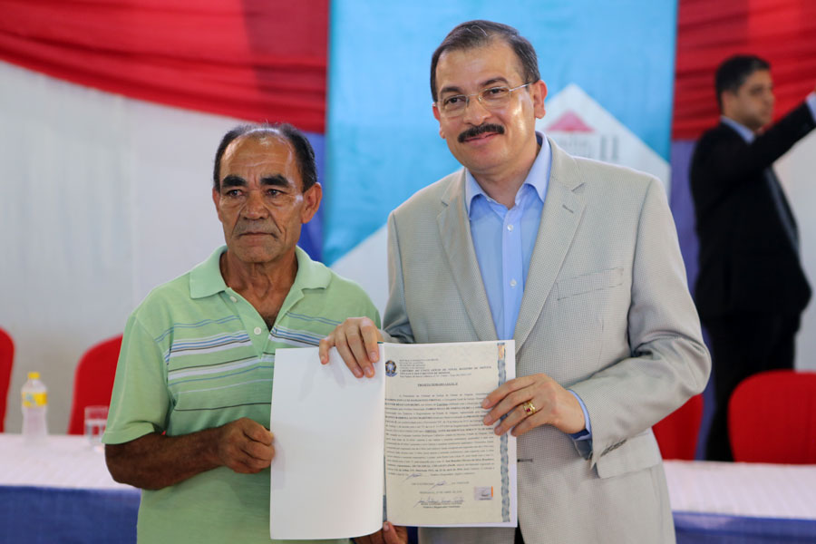 Distribuição de títulos do Programa Moradia Legal II em Messias.