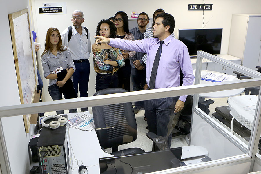 Estudantes visitaram a Diretoria de Comunicação do Tribunal.