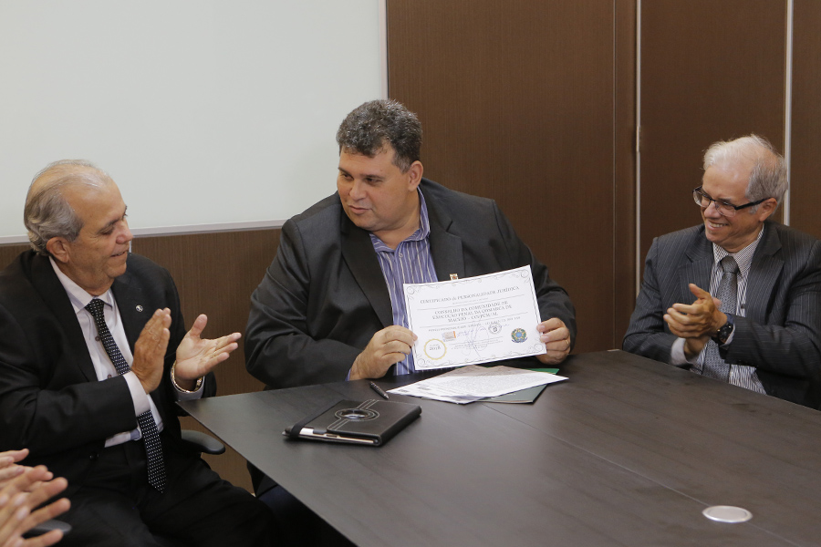 Celyrio Adamastor, Rainey Marinho e juiz Ricardo Jorge durante entrega de registro ao Conselho da Comunidade.