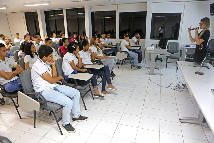 Estudantes participam de palestra no Dia Mundial de Luta contra o Trabalho Infantil.
