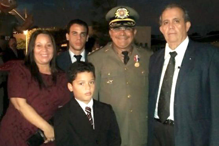 Esposa Maria Gorileide Oliveira, filhos Gustavo e Gabriel, coronel Elias e desembargador Celyrio Adamastor