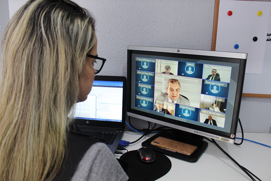 Servidora acompanha sessão virtual do Pleno.