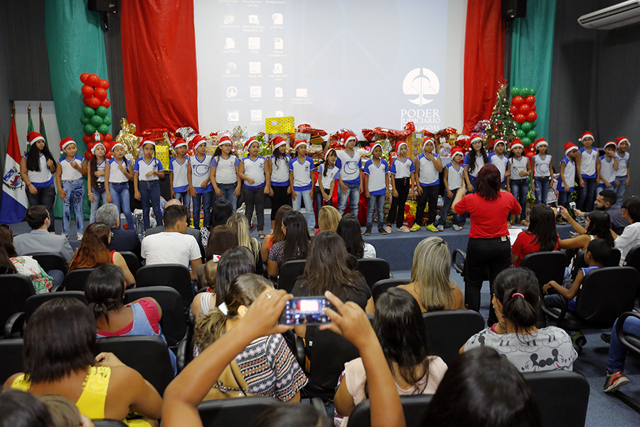 Crianças interpretaram canções de Natal em Libras.