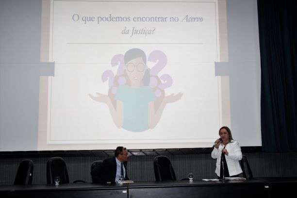 Juiz Claudemiro Avelino e Alessandra Dósea participaram da conferência de abertura do evento. 