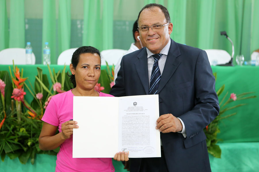Distribuição de títulos do Moradia Legal II em Olho D'Água do Casado.