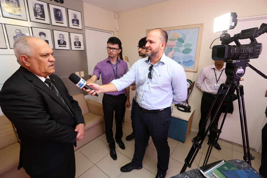 Otávio Praxedes concede entrevista à assessoria de comunicação do TJ.